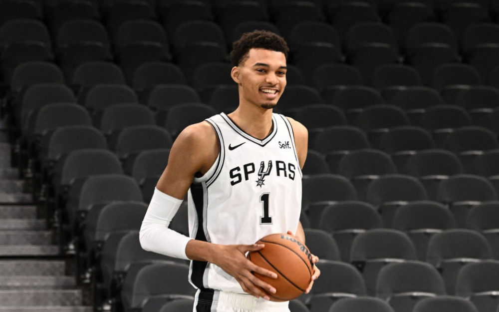  文班亚马首秀马刺不敌黄蜂  