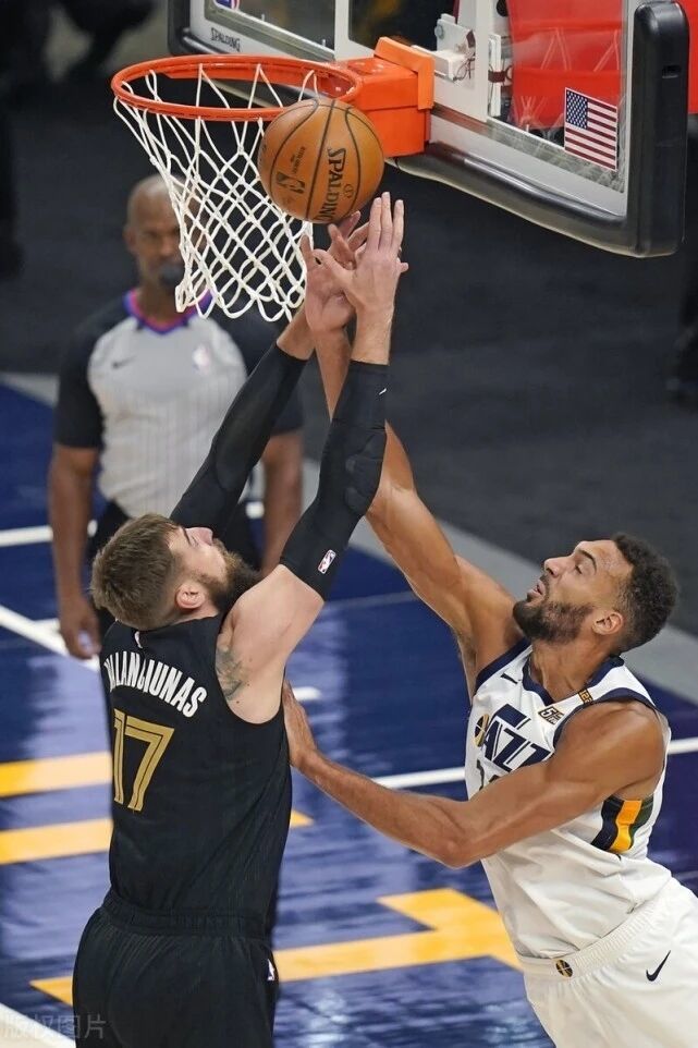  莫兰特暴力隔扣引爆全场灰熊战胜爵士止住颓势  