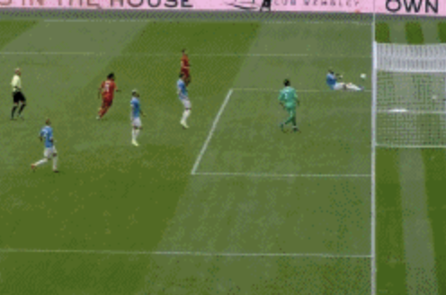  曼联年轻后卫门线极限解围，红魔主场惊险保住三分